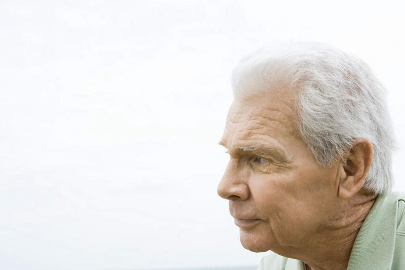 西方人,脸,头,脸颊,皱纹,头发,一个人,横图,室外,特写,白天,白色背景,侧面,T恤衫,海浪,海洋,欧洲,欧洲人,仅一个男性,仅一个人,浪花,水平线,云,云朵,辽阔,海平线,T恤,肩膀,白色,白云,天空,海水,天,仅一个老年男性,广阔,思考,皱眉,一望无际,海景,无边无际,一马平川,老年男性,男人,男性,白种人,头部,脸部,脸蛋,面部,大海,海,海水的波动,近岸浪,半身,彩图,水天相接,水天一线,短发