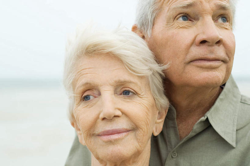 西方人,脸,头,脸颊,两个人,夫妻,坐,抱,横图,室外,特写,白天,正面,爱情,海浪,海洋,欧洲,欧洲人,阴影,朦胧,模糊,光线,影子,浪花,水平线,云,云朵,辽阔,海平线,浪漫,云彩,肩膀,白云,天空,阳光,海水,天,广阔,恩爱,恋人,抱着,一望无际,搂着,海景,无边无际,一马平川,老年男性,老年女性,男人,男性,女人,女性,白种人,头部,脸部,脸蛋,面部,情侣,大海,风浪,海,海水的波动,近岸浪,涌浪,怀抱,搂,搂抱,相抱,拥抱,坐着,半身,彩图,伴侣,水天相接,水天一线