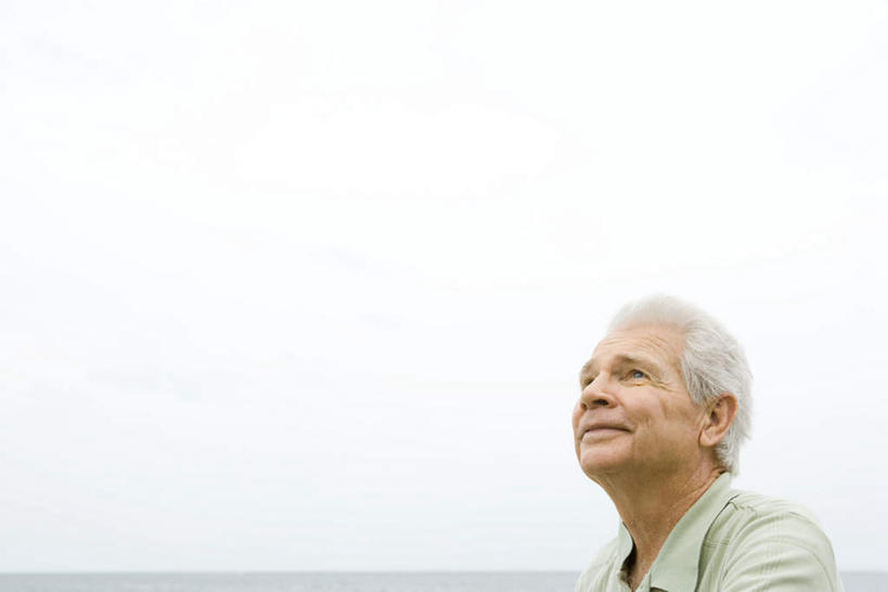 西方人,脸,头,脸颊,一个人,坐,笑,微笑,露齿笑,横图,室外,特写,白天,仰视,海浪,海洋,欧洲,欧洲人,仅一个男性,仅一个人,服装,水平线,辽阔,海平线,注视,休闲装,肩膀,衣服,天空,海水,天,看,仅一个老年男性,休闲,广阔,休闲服,服饰,晴朗,一望无际,关注,海景,万里无云,无边无际,一马平川,老年男性,男人,男性,白种人,头部,脸部,脸蛋,面部,大海,海,海水的波动,晴空,晴空万里,抬头,仰头,坐着,半身,彩图,低角度拍摄,水天相接,水天一线