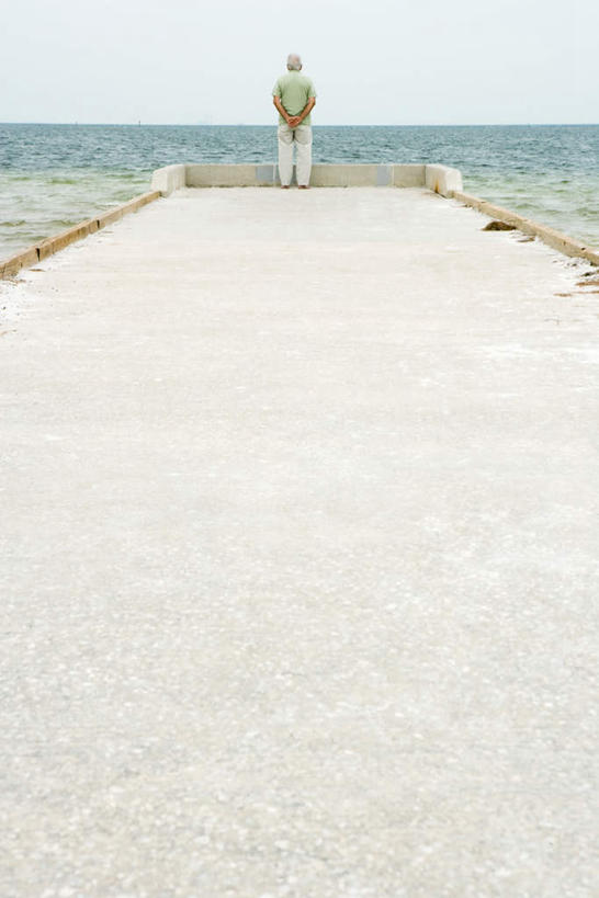 西方人,一个人,站,竖图,室外,白天,海浪,海洋,欧洲,欧洲人,仅一个男性,仅一个人,阴影,光线,影子,水平线,辽阔,海平线,注视,休闲装,背面,蓝色,蓝天,天空,阳光,海水,天,观察,看,站着,仅一个老年男性,休闲,广阔,休闲服,晴朗,观看,一望无际,察看,关注,海景,万里无云,无边无际,一马平川,老年男性,男人,男性,白种人,大海,海,海水的波动,晴空,晴空万里,站立,彩图,全身,水天相接,水天一线