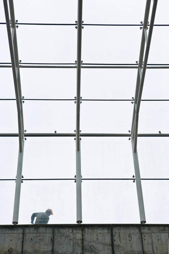 西方人,一个人,走,竖图,室内,白天,仰视,工作服,制服,玻璃,欧洲,欧洲人,仅一个男性,仅一个人,云,云朵,云彩,顶棚,注视,仅一个年轻男性,蓝色,白云,蓝天,天空,安全帽,天,观察,看,观看,察看,钢架,关注,一顶,工作制服,男人,男性,年轻男性,白种人,步行,走路,半身,彩图,低角度拍摄,工作套服