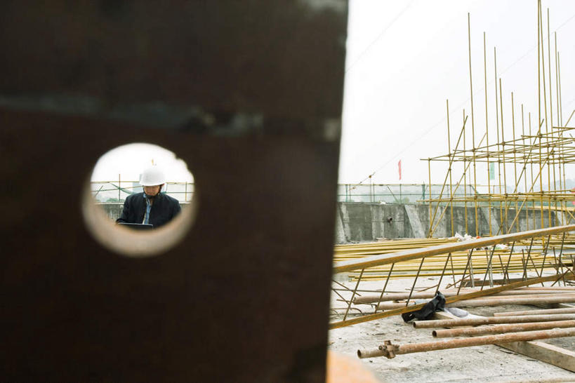 东方人,一个人,机修工,站,横图,室外,白天,正面,工作服,制服,亚洲,仅一个男性,仅一个人,仅一个中年男性,支架,黄种人,架子,脚手架,施工,工人,天空,安全帽,建筑工地,天,低头,看,站着,钢管,支撑,固定,钢架,地盘,建筑地盘,施工地盘,工作制服,男人,男性,中年男性,亚洲人,机械师,机修工人,站立,半身,彩图,工作套服,工地,稳固