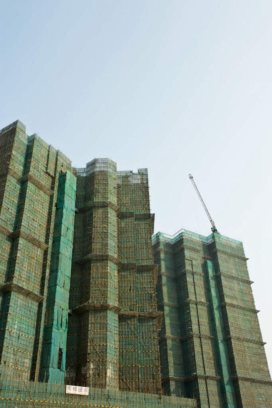 无人,高楼大厦,竖图,室外,白天,仰视,度假,美景,城市风光,标志建筑,城市,大厦,地标,建筑,中国,亚洲,阴影,光线,影子,支架,景观,娱乐,建设,架子,脚手架,施工,蓝色,蓝天,天空,阳光,天,享受,休闲,钢管,景色,放松,晴朗,支撑,固定,钢架,东亚,万里无云,中华人民共和国,晴空,晴空万里,彩图,低角度拍摄,大楼,高层建筑,高楼,稳固