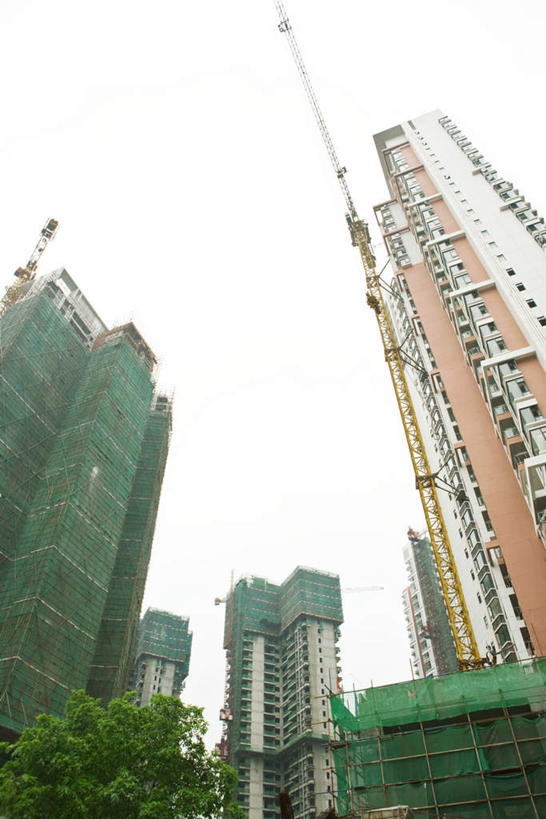 无人,家,工厂,高楼大厦,竖图,室外,白天,仰视,植物,标志建筑,大厦,地标,建筑,中国,亚洲,阴影,光线,影子,支架,房屋,屋子,云,云朵,建筑群,云彩,建设,楼房,架子,脚手架,住宅,吊车,树,树木,施工,绿色,白云,蓝天,天空,阳光,自然,天,起重机,钢管,生长,成长,支撑,固定,钢架,东亚,彩图,低角度拍摄,房子,大楼,高层建筑,高楼,工地,制造厂,稳固