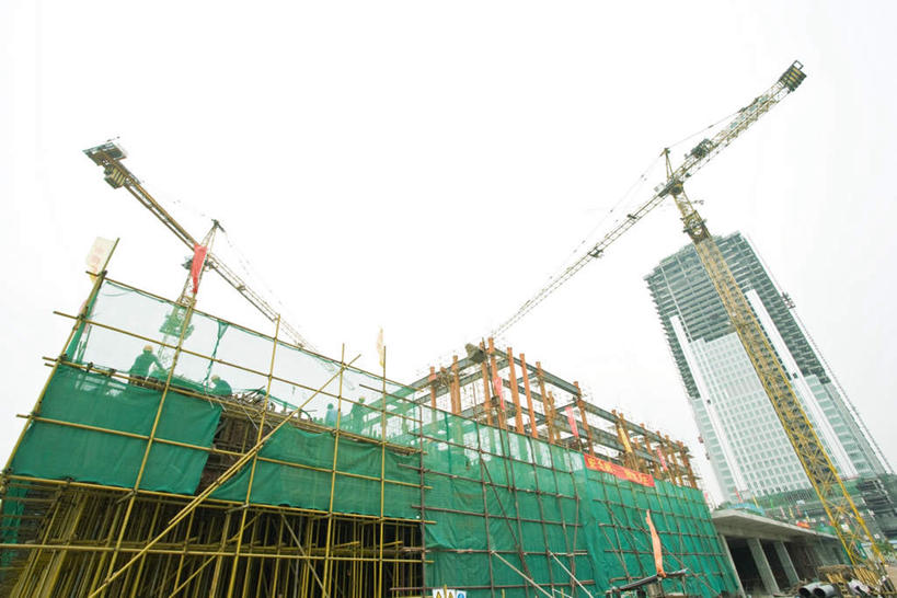 东方人,四个人,工程师,建筑工人,建筑师,工厂,高楼大厦,横图,室外,白天,仰视,大厦,建筑,摩天大楼,指示牌,旗帜,亚洲,金属,标志,网,文字,黄种人,标识,脚手架,两个,一个,起重机,单个,男人,男性,年轻男性,亚洲人,技师,建筑工,建筑设计师,彩图,低角度拍摄,全身,大楼,高层建筑,高楼,工地,摩天楼,制造厂