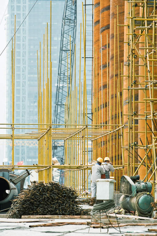 东方人,两个人,伙伴,朋友,工程师,建筑工人,建筑师,工厂,高楼大厦,站,蹲,竖图,室外,白天,仰视,工作服,制服,友谊,合作,团队,大厦,建筑,摩天大楼,亚洲,朦胧,模糊,瓷砖,地砖,网,地面,黄种人,脚手架,安全帽,站着,战略,操作,建筑材料,联合,合谋,工作制服,配合,协作,男人,男性,年轻男性,亚洲人,技师,建筑工,建筑设计师,蹲着,站立,彩图,低角度拍摄,全身,工作套服,大楼,高层建筑,高楼,工地,摩天楼,制造厂