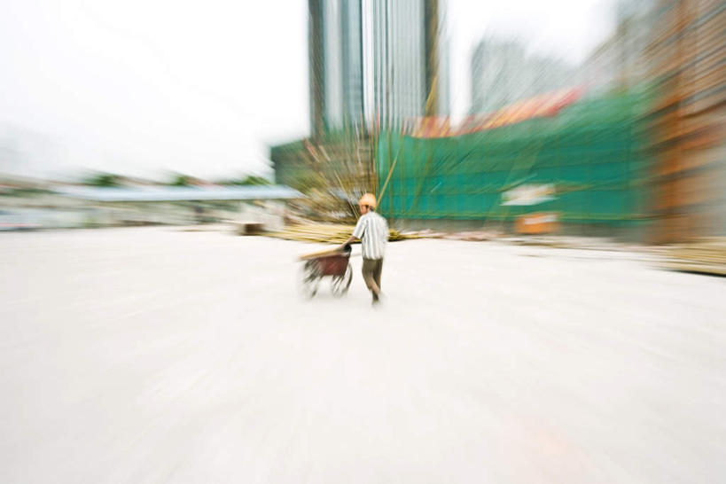 东方人,腿部,腿,一个人,工程师,建筑工人,建筑师,工厂,高楼大厦,站,横图,室外,白天,植物,大厦,建筑,摩天大楼,指示牌,亚洲,仅一个男性,仅一个人,朦胧,模糊,标志,电线,网,文字,墙,地面,黄种人,标识,脚手架,墙壁,墙面,树,树木,仅一个年轻男性,背面,绿色,天空,自然,天,站着,生长,成长,男人,男性,年轻男性,亚洲人,技师,建筑工,建筑设计师,站立,彩图,全身,大楼,高层建筑,高楼,工地,摩天楼,制造厂