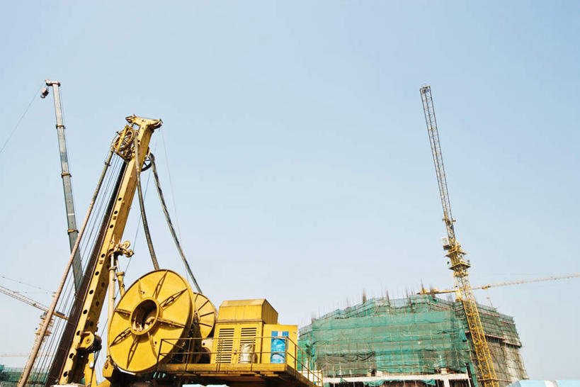 无人,家,工厂,高楼大厦,横图,室外,白天,仰视,度假,美景,植物,城市风光,城市,大厦,建筑,摩天大楼,两辆,阴影,光线,管子,网,影子,房屋,屋子,景观,地面,娱乐,管道,楼房,脚手架,住宅,树,树木,绿色,天空,阳光,自然,天,享受,休闲,起重机,景色,放松,生长,成长,彩图,低角度拍摄,房子,大楼,高层建筑,高楼,工地,摩天楼,制造厂