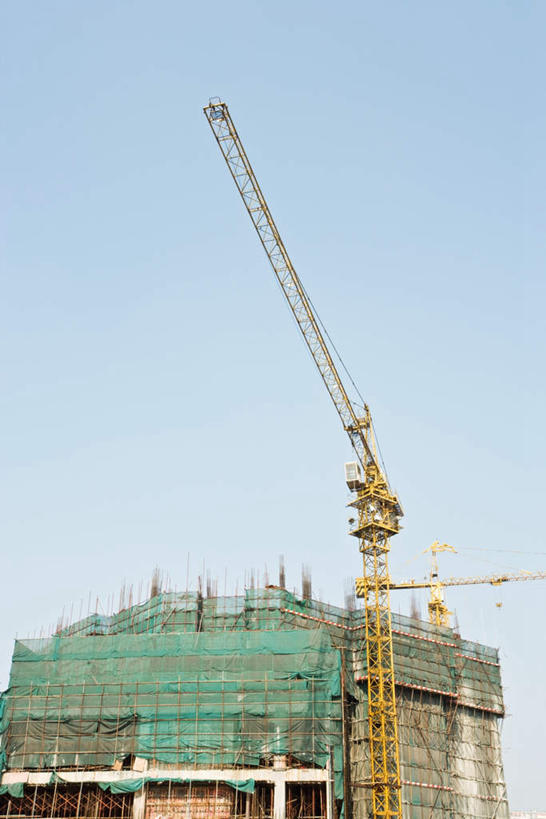 无人,家,工厂,高楼大厦,竖图,室外,白天,仰视,大厦,建筑,摩天大楼,一辆,阴影,光线,管子,网,影子,房屋,屋子,地面,管道,楼房,脚手架,住宅,天空,阳光,天,起重机,彩图,低角度拍摄,房子,大楼,高层建筑,高楼,工地,摩天楼,制造厂