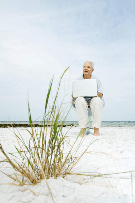 西方人,一个人,坐,笑,微笑,竖图,室外,白天,正面,电脑,笔记本电脑,草地,草坪,海浪,海洋,沙滩,植物,欧洲,欧洲人,仅一个男性,仅一个人,握,阴影,光线,网络,沙子,影子,海岸,浪花,水平线,辽阔,海平线,沙地,拿,拿着,注视,通讯设备,草,蓝色,绿色,蓝天,天空,阳光,海水,天,看,仅一个老年男性,广阔,握着,一望无际,一台,无线,通信设备,无线网络,海景,无线上网,便携式电脑,无边无际,一马平川,手提电脑,老年男性,男人,男性,白种人,大海,风浪,海,海水的波动,海滩,近岸浪,涌浪,抬头,仰头,坐着,彩图,全身,水天相接,水天一线