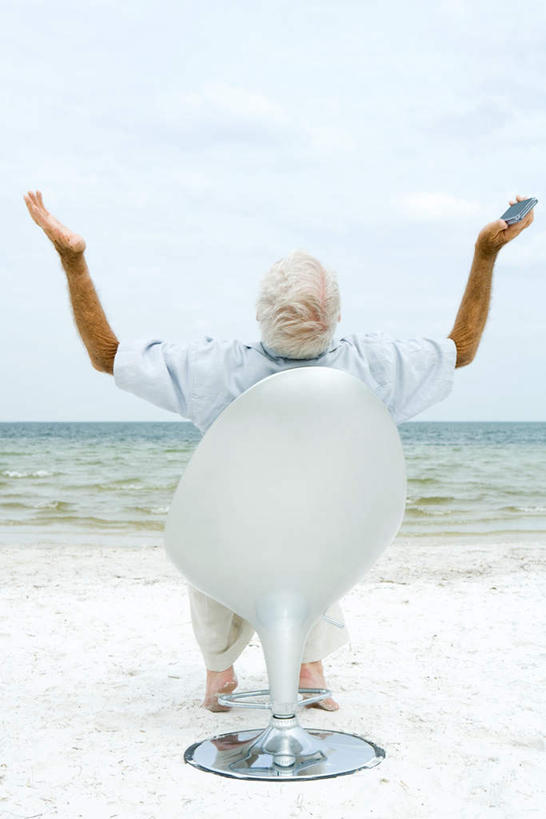 西方人,一个人,坐,伸展双臂,竖图,室外,白天,海浪,海洋,沙滩,椅子,欧洲,欧洲人,仅一个男性,仅一个人,阴影,光线,沙子,影子,海岸,浪花,水平线,云,云朵,辽阔,海平线,沙地,云彩,注视,一个,背面,蓝色,绿色,白云,蓝天,天空,阳光,海水,天,看,仅一个老年男性,广阔,晴朗,单个,一望无际,关注,海景,无边无际,一马平川,老年男性,男人,男性,白种人,大海,风浪,海,海水的波动,海滩,近岸浪,涌浪,晴空,敞开双臂,伸开双臂,抬头,仰头,展开双肩,张开手臂,张开双臂,坐着,彩图,全身,水天相接,水天一线