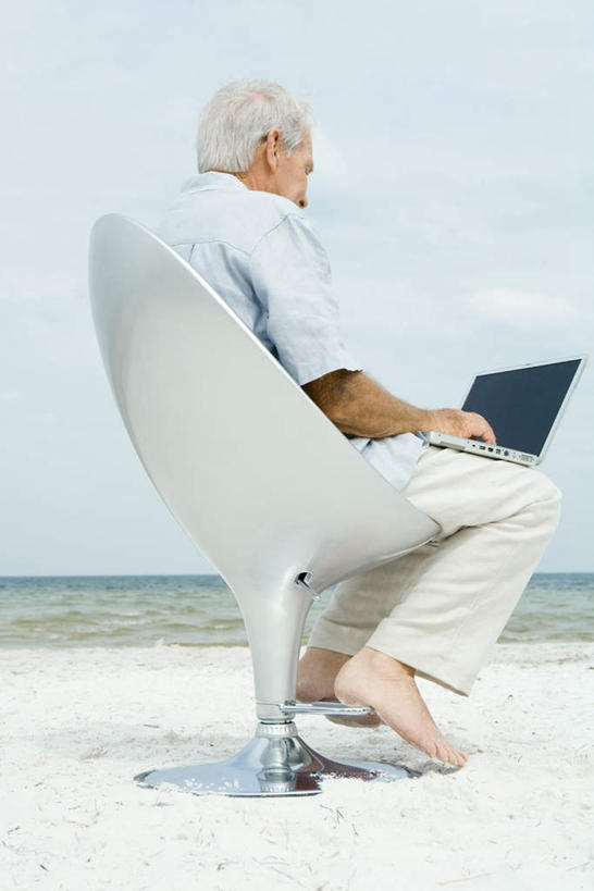 西方人,一个人,坐,竖图,室外,白天,仰视,电脑,笔记本电脑,海浪,海洋,沙滩,椅子,欧洲,欧洲人,仅一个男性,仅一个人,敲打,阴影,光线,网络,沙子,影子,海岸,浪花,水平线,辽阔,海平线,沙地,注视,休闲装,输入,通讯设备,蓝色,绿色,蓝天,天空,阳光,海水,天,打字,低头,看,仅一个老年男性,休闲,广阔,休闲服,晴朗,一望无际,点击,一台,敲击,无线,通信设备,无线网络,海景,无线上网,便携式电脑,万里无云,无边无际,一马平川,按键,手提电脑,老年男性,男人,男性,白种人,大海,风浪,海,海水的波动,海滩,近岸浪,涌浪,晴空,晴空万里,坐着,彩图,低角度拍摄,全身,水天相接,水天一线