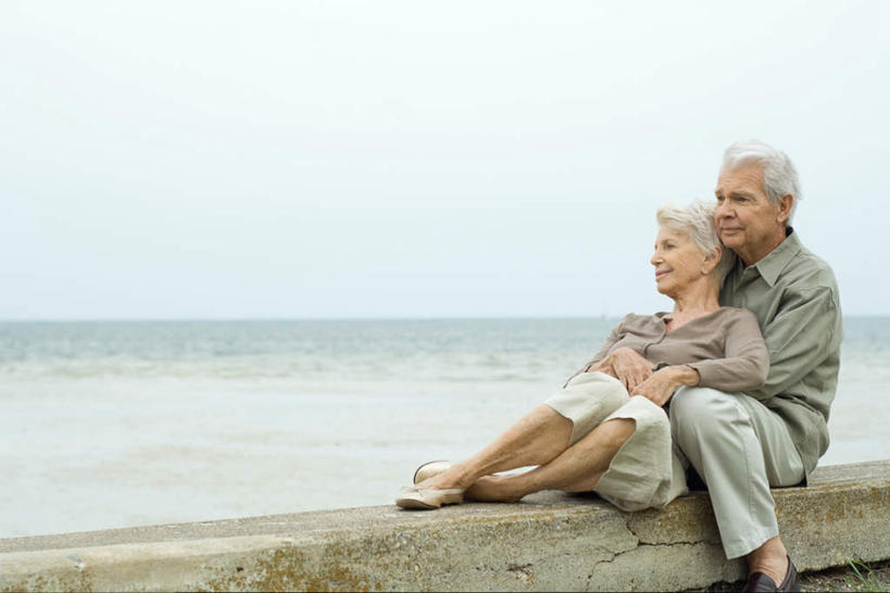 西方人,两个人,夫妻,坐,躺,笑,摸,微笑,露齿笑,横图,室外,白天,正面,爱情,沙滩,欧洲,欧洲人,抚摸,沙子,海岸,水平线,辽阔,海平线,沙地,浪漫,注视,休闲装,蓝色,蓝天,天空,天,看,倚靠,休闲,广阔,休闲服,恩爱,恋人,一望无际,无边无际,一马平川,卧着,老年男性,老年女性,男人,男性,女人,女性,白种人,情侣,海滩,触摸,接触,躺着,卧,坐着,彩图,全身,伴侣,水天相接,水天一线