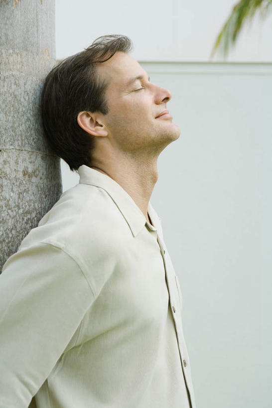 西方人,一个人,站,闭眼,竖图,室外,白天,侧面,植物,欧洲,欧洲人,仅一个男性,仅一个人,墙,墙壁,墙面,树,树木,仅一个年轻男性,绿色,自然,靠,靠着,倚靠,站着,生长,成长,男人,男性,年轻男性,白种人,闭眼睛,闭着眼,闭着眼睛,抬头,仰头,站立,半身,彩图