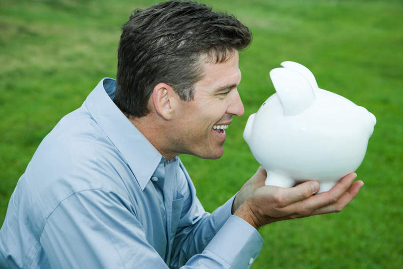 西方人,一个人,站,捧,笑,微笑,露齿笑,横图,俯视,室外,白天,草地,草坪,植物,欧洲,欧洲人,仅一个男性,仅一个人,仅一个中年男性,相视,草,一个,绿色,白色,容器,站着,面对面,储蓄罐,器皿,储蓄,存钱,金融,理财,经济,单个,对视,资金,存钱罐,相对,存款,流通,贸易,贮钱罐,储钱罐,扑满,相看,男人,男性,中年男性,白种人,端,端着,捧着,手捧,站立,半身,彩图,高角度拍摄