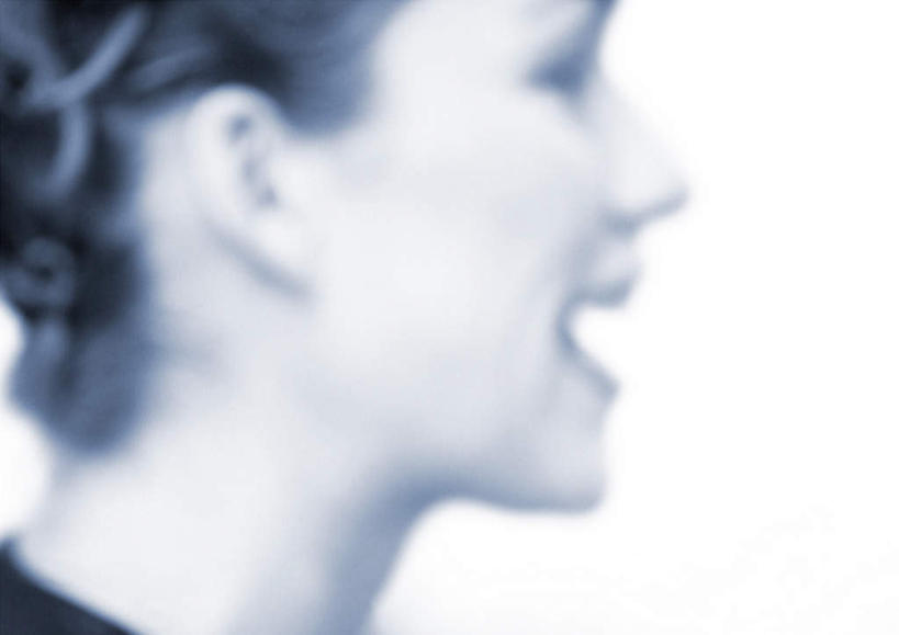 西方人,脸,头,脸颊,一个人,站,横图,室内,特写,白天,白色背景,侧面,欧洲,欧洲人,仅一个年轻女性,仅一个女性,仅一个人,朦胧,模糊,大喊,站着,张嘴,喊,摄影,影棚,喊叫,张大嘴巴,年轻女性,女人,女性,白种人,头部,脸部,脸蛋,面部,张开嘴,站立,半身,彩图,影棚拍摄,拍摄