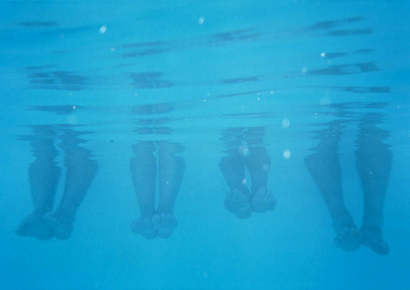 游泳,西方人,四个人,伙伴,朋友,游泳池,站,横图,室外,白天,正面,锻炼,度假,友谊,运动,水,欧洲,欧洲人,漂浮,水池,水面,娱乐,泳池,蓝色,站着,享受,休闲,放松,游泳馆,潜,体育,友情,男人,男性,年轻男性,年轻女性,女人,女性,白种人,站立,半身,彩图,健身