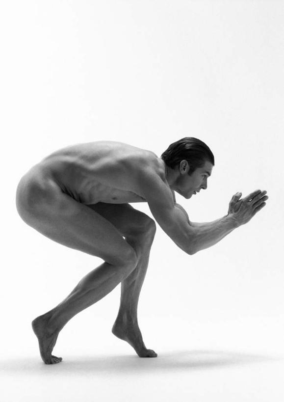 西方人,一个人,站,伸展双臂,竖图,黑白,室内,白天,白色背景,侧面,欧洲,欧洲人,仅一个男性,仅一个人,裸露,仅一个年轻男性,站着,摄影,影棚,赤裸,裸,男人,男性,年轻男性,白种人,敞开双臂,伸开双臂,展开双肩,站立,张开手臂,张开双臂,全身,影棚拍摄,拍摄