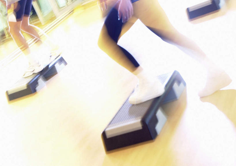 西方人,两个人,伙伴,朋友,健身房,站,横图,俯视,室内,白天,锻炼,友谊,运动,地板,欧洲,欧洲人,地面,木地板,站着,器械,健身器械,踏板,体育,友情,年轻女性,女人,女性,白种人,站立,半身,彩图,高角度拍摄,健身,健身馆