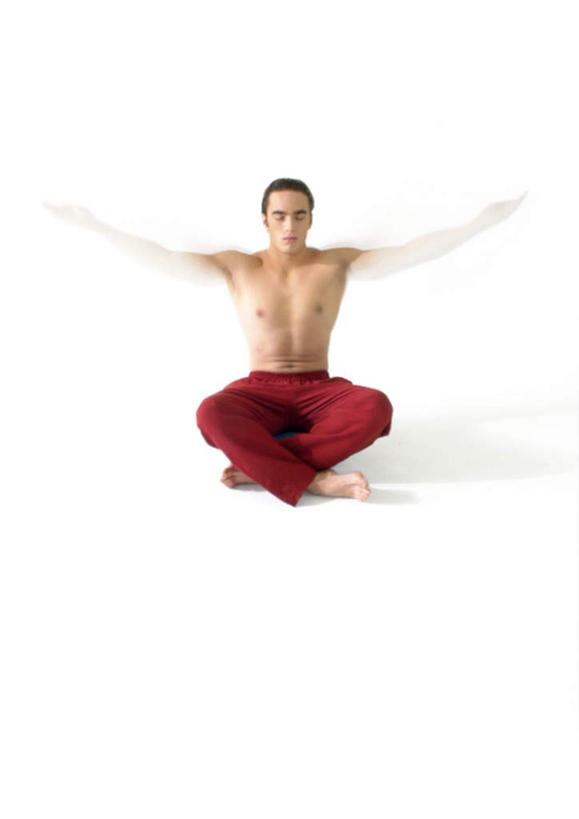 西方人,一个人,坐,伸展双臂,竖图,室内,白天,白色背景,正面,锻炼,瑜伽,运动,欧洲,欧洲人,仅一个男性,仅一个人,朦胧,模糊,裸露,仅一个年轻男性,养生,摄影,影棚,裸,体育,男人,男性,年轻男性,白种人,敞开双臂,伸开双臂,展开双肩,张开手臂,张开双臂,坐着,彩图,全身,影棚拍摄,健身,拍摄