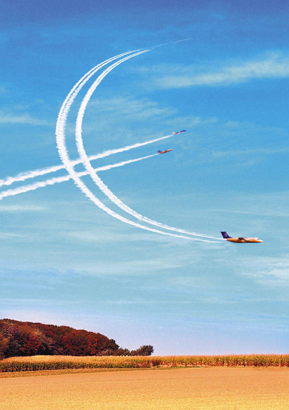 无人,竖图,室外,白天,仰视,树林,植物,一排,枯萎,整齐,标志,文字,字符,字母,烟雾,云,云朵,枯草,云彩,标识,草,树,树木,排列,黄色,蓝色,绿色,白云,蓝天,天空,自然,天,生长,成长,污染,废气,队列,飞机尾迹,三架,尾迹云,机尾云,飞机拉烟,云带,尾迹,机尾迹,飞机尾气,彩图,低角度拍摄