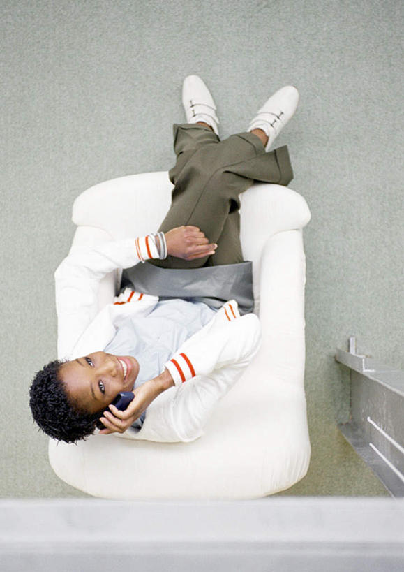 西方人,一个人,坐,打电话,竖图,俯视,室内,白天,电话,手机,欧洲,欧洲人,仅一个年轻女性,仅一个女性,仅一个人,瓷砖,地砖,地面,拿,拿着,注视,通讯设备,观察,看,观看,察看,关注,交流,年轻女性,女人,女性,白种人,沟通,抬头,通话,仰头,坐着,彩图,高角度拍摄,全身