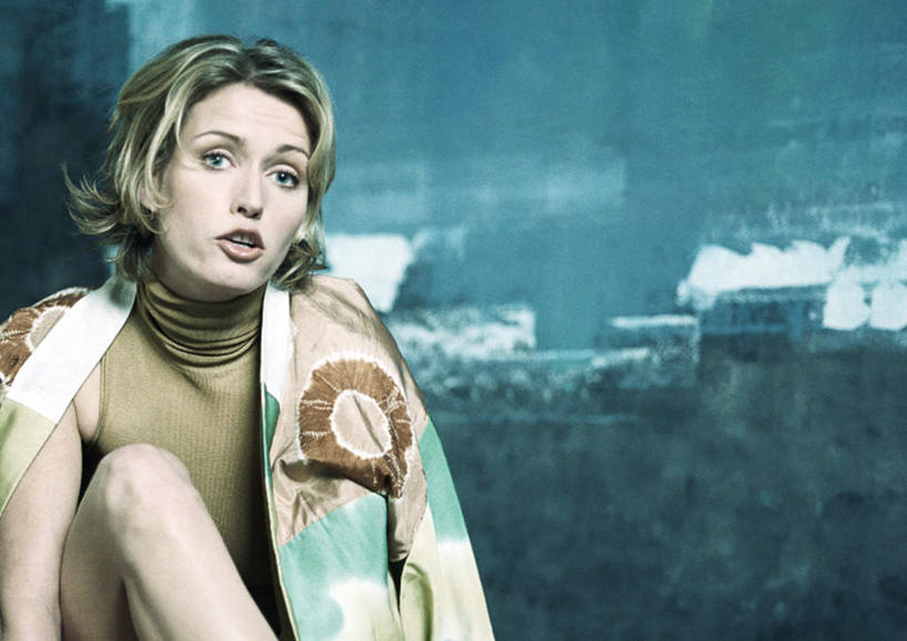 西方人,一个人,坐,笑,微笑,横图,室内,白天,正面,欧洲,欧洲人,仅一个年轻女性,仅一个女性,仅一个人,阴影,服装,光线,影子,墙,注视,休闲装,墙壁,墙面,衣服,阳光,观察,看,休闲,休闲服,服饰,观看,察看,关注,年轻女性,女人,女性,白种人,坐着,半身,彩图