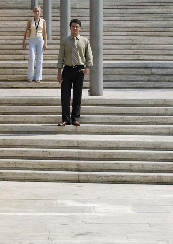 西方人,两个人,伙伴,朋友,栏杆,站,竖图,室外,白天,正面,衬衫,西装,爱情,友谊,合作,团队,楼梯,欧洲,欧洲人,套装,正装,扶手,柱子,阶梯,领带,浪漫,注视,休闲装,职业装,护栏,台阶,观察,看,站着,休闲,温暖,温馨,休闲服,恩爱,战略,恋人,观看,和睦,察看,关注,联合,合谋,配合,协作,男人,男性,年轻男性,年轻女性,女人,女性,白种人,情侣,站立,彩图,全身,衬衣,伴侣,融洽