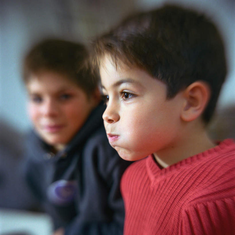 西方人,儿童,脸,头,脸颊,两个人,家庭,伙伴,朋友,站,笑,微笑,方图,室内,特写,白天,正面,毛衣,游戏,友谊,纯洁,合作,团队,欧洲,欧洲人,朦胧,模糊,玩,注视,娱乐,肩膀,小孩,观察,看,站着,休闲,温暖,温馨,一家人,可爱,童年,童趣,战略,观看,和睦,察看,关注,童真,烂漫,无邪,联合,合谋,配合,天真,协作,男孩,男人,男性,白种人,头部,脸部,脸蛋,面部,玩耍,站立,半身,彩图,绒衣,套衫,套头毛衣,线衣,融洽,男生