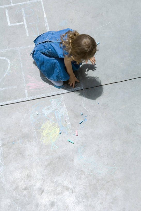 西方人,儿童,一个人,蹲,竖图,俯视,室外,白天,抽象,绘画,纯洁,欧洲,欧洲人,仅一个女性,仅一个人,指,阴影,服装,艺术,光线,笔,彩绘,瓷砖,地砖,工具,图案,影子,艺术品,地面,古典,注视,指点,休闲装,文化,小孩,衣服,阳光,粉笔,学习用品,工艺品,低头,观察,看,品味,仅一个小孩,休闲,概念,休闲服,可爱,童年,童趣,服饰,观看,文具用品,美术,察看,高雅,指向,关注,童真,烂漫,无邪,美学,白垩,图文,天真,女孩,女人,女性,白种人,孩子,蹲着,彩图,高角度拍摄,全身,涂鸦,彩色粉笔,女生