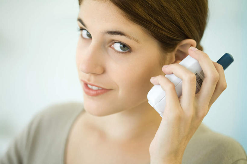 西方人,头发,一个人,家庭,笑,微笑,露齿笑,横图,室内,特写,白天,正面,卧室,欧洲,欧洲人,仅一个女性,仅一个人,握,拿,拿着,注视,休闲装,黄色,看,仅一个中年女性,休闲,温暖,温馨,休闲服,握着,婴儿用品,和睦,护肤品,婴儿房,女人,女性,中年女性,白种人,半身,彩图,睡房,卧房,融洽