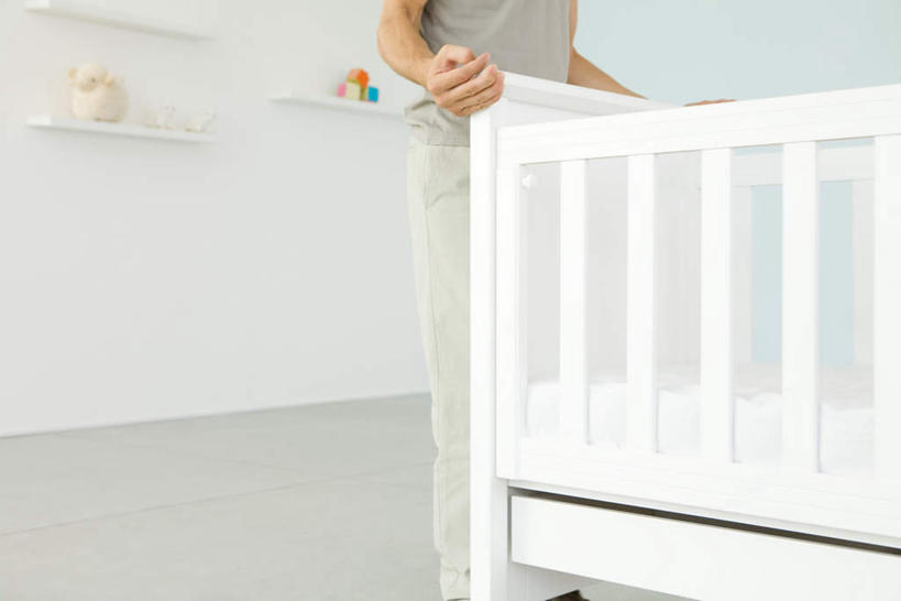 西方人,一个人,家庭,站,横图,室内,白天,正面,家具,卧室,欧洲,欧洲人,仅一个女性,仅一个人,注视,休闲装,观察,看,站着,仅一个中年女性,休闲,温暖,温馨,一家人,休闲服,观看,婴儿床,和睦,察看,关注,婴儿房,女人,女性,中年女性,白种人,站立,半身,彩图,睡房,卧房,融洽