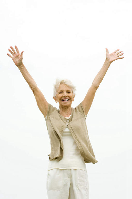 西方人,一个人,伸展双臂,笑,微笑,露齿笑,竖图,室外,白天,仰视,欧洲,欧洲人,仅一个女性,仅一个人,休闲装,休闲,休闲服,仅一个老年女性,老年女性,女人,女性,白种人,敞开双臂,伸开双臂,展开双肩,张开手臂,张开双臂,半身,彩图,低角度拍摄,高兴