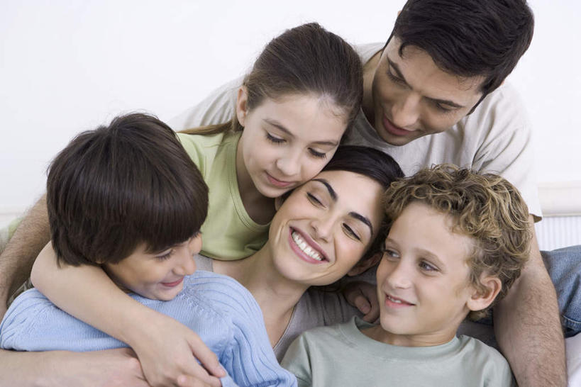 西方人,儿童,家庭,夫妻,母亲,父亲,儿子,兄弟,客厅,坐,握手,抱,笑,微笑,露齿笑,横图,室内,白天,白色背景,正面,爱情,纯洁,沙发,欧洲,欧洲人,五个人,许多人,浪漫,注视,休闲装,兄妹,相视,小孩,观察,看,一群人,休闲,温暖,温馨,父子,姐弟,母子,一家人,面对面,休闲服,恩爱,父爱,可爱,母爱,童年,童趣,恋人,抱着,观看,对视,和睦,察看,起居室,搂着,关注,相对,布艺沙发,童真,烂漫,无邪,相看,天真,男孩,男人,男性,年轻男性,年轻女性,女孩,女人,女性,白种人,孩子,情侣,搀手,怀抱,拉手,搂,搂抱,手搀手,手拉手,手牵手,手握手,相抱,拥抱,坐着,半身,彩图,伴侣,融洽,男生,女生