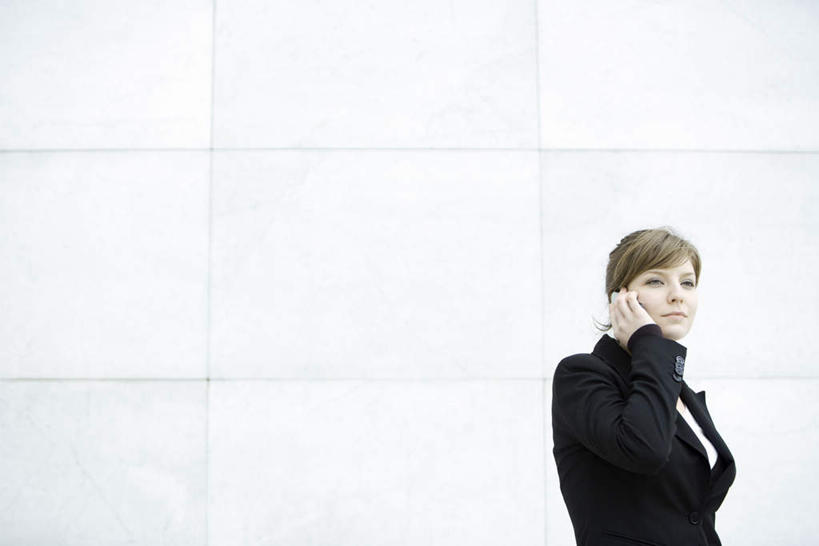 西方人,一个人,商务人士,商务女性,说,打电话,横图,室外,白天,侧面,讨论,办公楼,写字楼,电话,手机,欧洲,欧洲人,仅一个年轻女性,仅一个女性,仅一个人,套装,墙,通讯设备,墙壁,墙面,商务楼,商务装,工薪阶层,交流,年轻女性,女人,女性,白种人,白领,上班族,沟通,讲话,交谈,商讨,说话,谈话,通话,半身,彩图,大楼