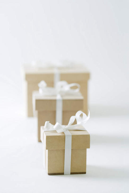 无人,竖图,室内,特写,白天,白色背景,正面,桌面,桌子,静物,礼盒,礼物,圣诞节,节日,朦胧,模糊,庆祝,丝绸,丝带,纸盒,缎带,文化,绸带,盒子,三个,包装盒,蝴蝶结,礼品盒,庆典,摄影,礼品,影棚,纪念,捆绑,彩图,影棚拍摄,拍摄
