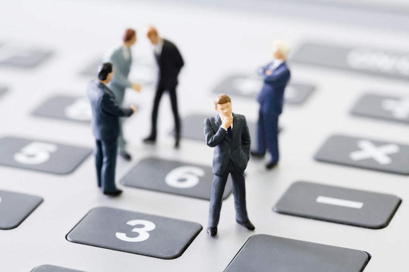 西方人,无人,商务人士,商务男性,说,横图,俯视,室内,白天,白色背景,衬衫,讨论,键盘,静物,欧洲,欧洲人,五个,套装,玩偶,输入设备,通讯设备,模型,思考,摄影,影棚,通信设备,商务装,工薪阶层,交流,计算机,白种人,白领,上班族,沟通,讲话,交谈,商讨,说话,谈话,彩图,高角度拍摄,影棚拍摄,衬衣,拍摄