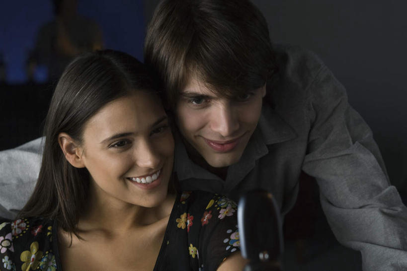 西方人,脸,头,脸颊,两个人,酒吧,站,坐,笑,打电话,微笑,露齿笑,横图,室内,夜晚,正面,爱情,电话,手机,欧洲,欧洲人,灯光,浪漫,依偎,注视,通讯设备,观察,看,靠,靠着,倚靠,站着,温暖,温馨,恩爱,恋人,观看,和睦,察看,倚着,昏暗,关注,依附,依赖,投靠,交流,男人,男性,年轻男性,年轻女性,女人,女性,白种人,头部,脸部,脸蛋,面部,情侣,沟通,通话,站立,坐着,半身,彩图,酒吧间,酒馆,伴侣,融洽