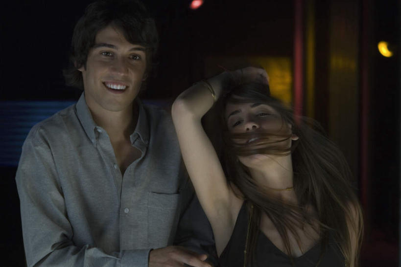 西方人,两个人,酒吧,笑,微笑,露齿笑,横图,室内,夜晚,正面,爱情,陶醉,跳舞,快乐,欧洲,欧洲人,灯光,浪漫,温暖,温馨,恩爱,恋人,和睦,昏暗,舞姿,男人,男性,年轻男性,年轻女性,女人,女性,白种人,情侣,半身,彩图,欢乐,舞蹈,酒吧间,酒馆,伴侣,融洽