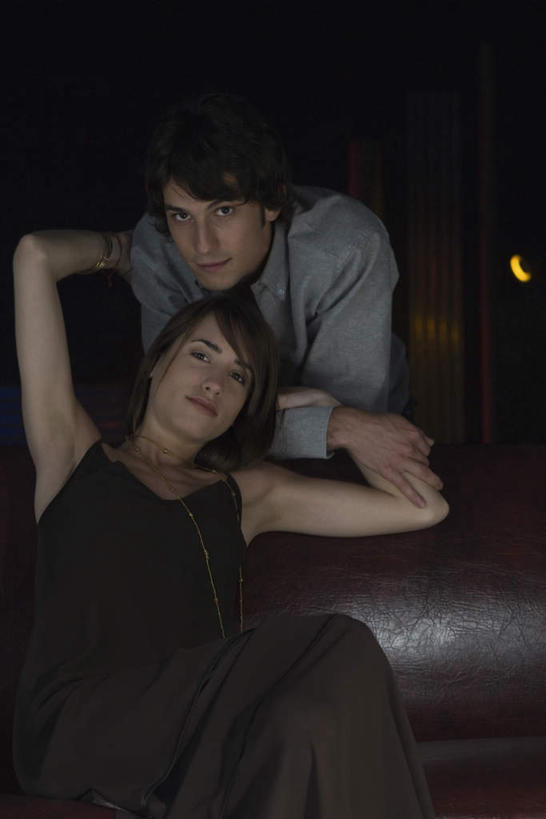 西方人,两个人,酒吧,站,坐,举,握手,笑,微笑,露齿笑,竖图,室内,夜晚,正面,爱情,欧洲,欧洲人,伸展,灯光,浪漫,依偎,注视,观察,看,靠,靠着,托,倚靠,站着,温暖,温馨,恩爱,恋人,观看,靠近,和睦,察看,倚着,昏暗,关注,依附,依赖,投靠,男人,男性,年轻男性,年轻女性,女人,女性,白种人,情侣,搀手,举起,举手,举着,拉手,手拉手,手握手,向上举,向上伸,向上托,站立,坐着,半身,彩图,酒吧间,酒馆,伴侣,融洽