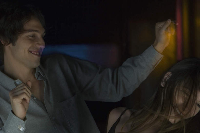 西方人,两个人,酒吧,站,横图,室内,夜晚,正面,爱情,陶醉,跳舞,快乐,欧洲,欧洲人,灯光,浪漫,注视,观察,看,站着,温暖,温馨,恩爱,恋人,观看,和睦,察看,昏暗,关注,舞姿,男人,男性,年轻男性,年轻女性,女人,女性,白种人,情侣,站立,半身,彩图,欢乐,舞蹈,酒吧间,酒馆,伴侣,融洽