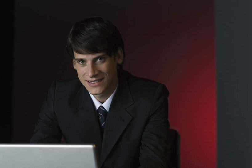 西方人,一个人,商务人士,商务男性,酒吧,坐,笑,微笑,露齿笑,横图,室内,夜晚,正面,衬衫,电脑,笔记本电脑,欧洲,欧洲人,仅一个男性,仅一个人,套装,网络,灯光,注视,通讯设备,仅一个年轻男性,观察,看,观看,察看,无线,昏暗,关注,通信设备,商务装,无线网络,无线上网,便携式电脑,工薪阶层,手提电脑,男人,男性,年轻男性,白种人,白领,上班族,坐着,半身,彩图,衬衣,酒吧间,酒馆