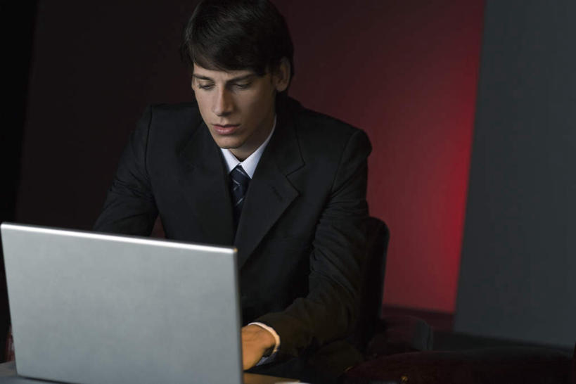 西方人,一个人,商务人士,商务男性,酒吧,坐,横图,室内,夜晚,正面,衬衫,电脑,笔记本电脑,桌子,欧洲,欧洲人,仅一个男性,仅一个人,敲打,套装,网络,办公桌,灯光,注视,输入,通讯设备,仅一个年轻男性,打字,观察,看,观看,点击,敲击,察看,无线,昏暗,关注,通信设备,商务装,无线网络,无线上网,便携式电脑,工薪阶层,按键,手提电脑,男人,男性,年轻男性,白种人,白领,上班族,坐着,半身,彩图,衬衣,酒吧间,酒馆