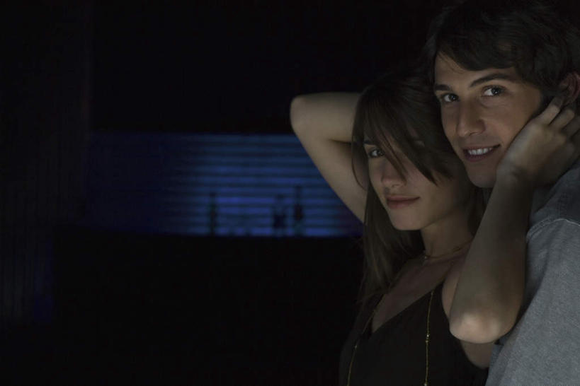 西方人,两个人,酒吧,站,举,横图,室内,夜晚,正面,爱情,欧洲,欧洲人,灯光,浪漫,注视,观察,看,靠,靠着,托,站着,温暖,温馨,恩爱,恋人,观看,和睦,察看,双手抱头,昏暗,关注,男人,男性,年轻男性,年轻女性,女人,女性,白种人,情侣,举起,举手,举着,向上举,向上伸,向上托,站立,半身,彩图,酒吧间,酒馆,伴侣,融洽