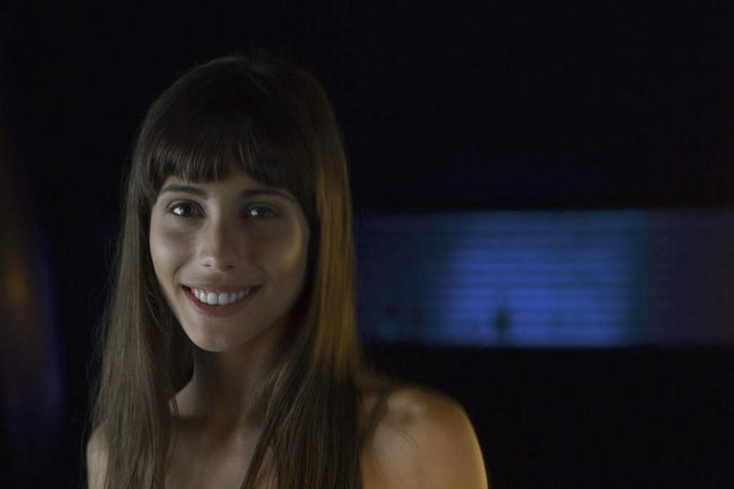 西方人,脸,头,脸颊,一个人,酒吧,站,笑,微笑,露齿笑,横图,室内,夜晚,正面,欧洲,欧洲人,仅一个年轻女性,仅一个女性,仅一个人,灯光,注视,观察,看,站着,观看,喜悦,察看,昏暗,关注,年轻女性,女人,女性,白种人,头部,脸部,脸蛋,面部,站立,半身,彩图,欢乐,开心,酒吧间,酒馆