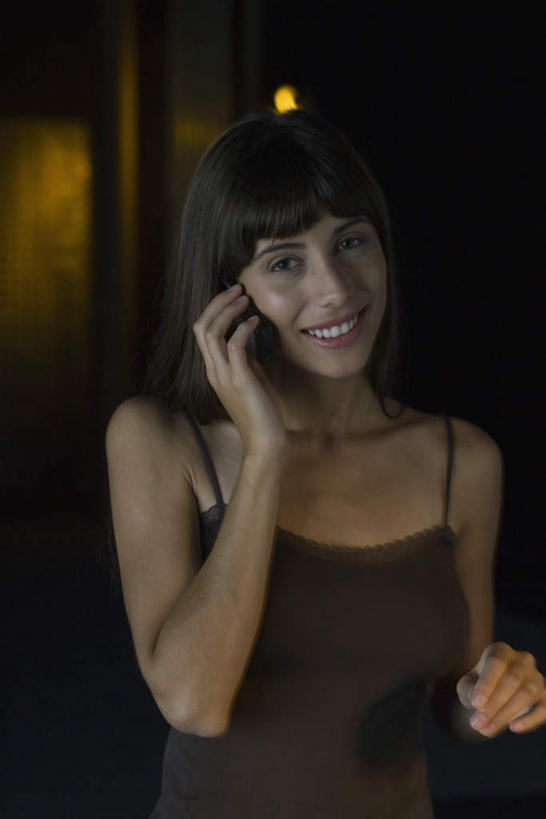 西方人,一个人,酒吧,站,说,打电话,竖图,室内,夜晚,正面,裙子,讨论,电话,手机,欧洲,欧洲人,仅一个年轻女性,仅一个女性,仅一个人,握,连衣裙,灯光,拿,听,拿着,注视,通讯设备,灰色,观察,看,站着,握着,观看,吊带裙,喜悦,察看,昏暗,关注,交流,年轻女性,女人,女性,白种人,沟通,讲话,交谈,商讨,说话,谈话,通话,站立,半身,彩图,欢乐,开心,酒吧间,酒馆