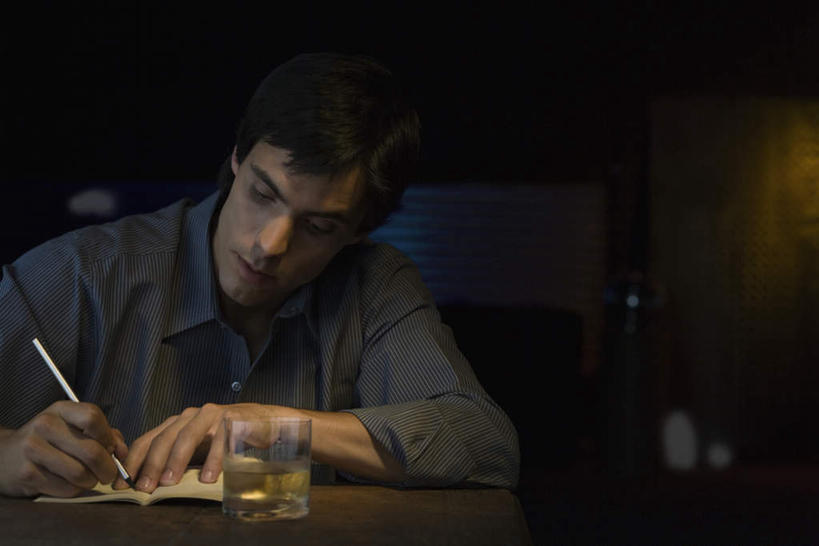 啤酒,西方人,一个人,酒吧,坐,横图,室内,夜晚,正面,桌子,杯子,欧洲,欧洲人,仅一个男性,仅一个人,写,笔,办公桌,灯光,记事本,注视,玻璃制品,仅一个年轻男性,本子,笔记本,酒杯,观察,记录,看,观看,察看,昏暗,关注,认真,男人,男性,年轻男性,白种人,玻璃杯,坐着,半身,彩图,酒吧间,酒馆