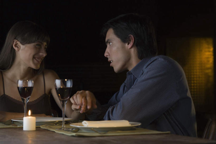 西方人,两个人,酒吧,握手,笑,微笑,露齿笑,横图,室内,夜晚,侧面,裙子,爱情,餐桌,桌子,杯子,餐具,蜡烛,欧洲,欧洲人,连衣裙,碟子,高脚杯,火焰,盘,烛光,灯光,红酒杯,浪漫,燃烧,相视,玻璃制品,盘子,酒杯,碟,点燃,温暖,温馨,面对面,恩爱,恋人,餐台,半身裙,对视,吊带裙,和睦,昏暗,相对,相看,男人,男性,年轻男性,年轻女性,女人,女性,白种人,情侣,玻璃杯,进餐用具,烹调用具,搀手,拉手,手拉手,手握手,半身,彩图,酒吧间,酒馆,伴侣,融洽