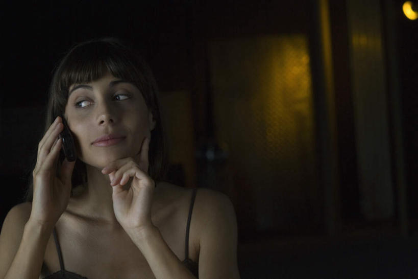 西方人,脸,头,脸颊,一个人,酒吧,坐,打电话,横图,室内,夜晚,正面,裙子,电话,手机,欧洲,欧洲人,仅一个年轻女性,仅一个女性,仅一个人,撑,握,连衣裙,灯光,拿,拿着,注视,通讯设备,观察,看,握着,观看,半身裙,吊带裙,察看,撑着,昏暗,关注,交流,年轻女性,女人,女性,白种人,头部,脸部,脸蛋,面部,沟通,通话,坐着,半身,彩图,酒吧间,酒馆