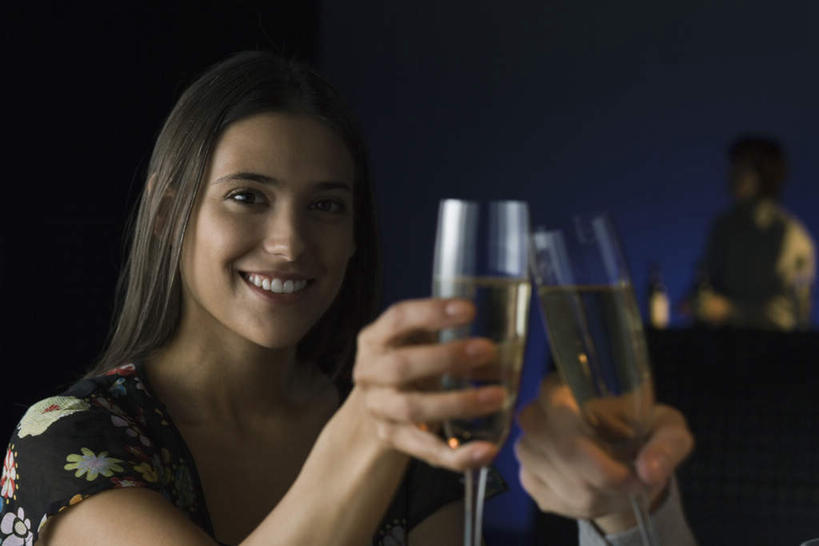 西方人,一个人,酒吧,举,笑,微笑,露齿笑,横图,室内,夜晚,正面,裙子,杯子,欧洲,欧洲人,仅一个年轻女性,仅一个女性,仅一个人,高脚杯,灯光,玻璃制品,酒杯,托,短裙,昏暗,香槟杯,年轻女性,女人,女性,白种人,玻璃杯,举起,举手,举着,向上举,向上伸,向上托,半身,彩图,酒吧间,酒馆